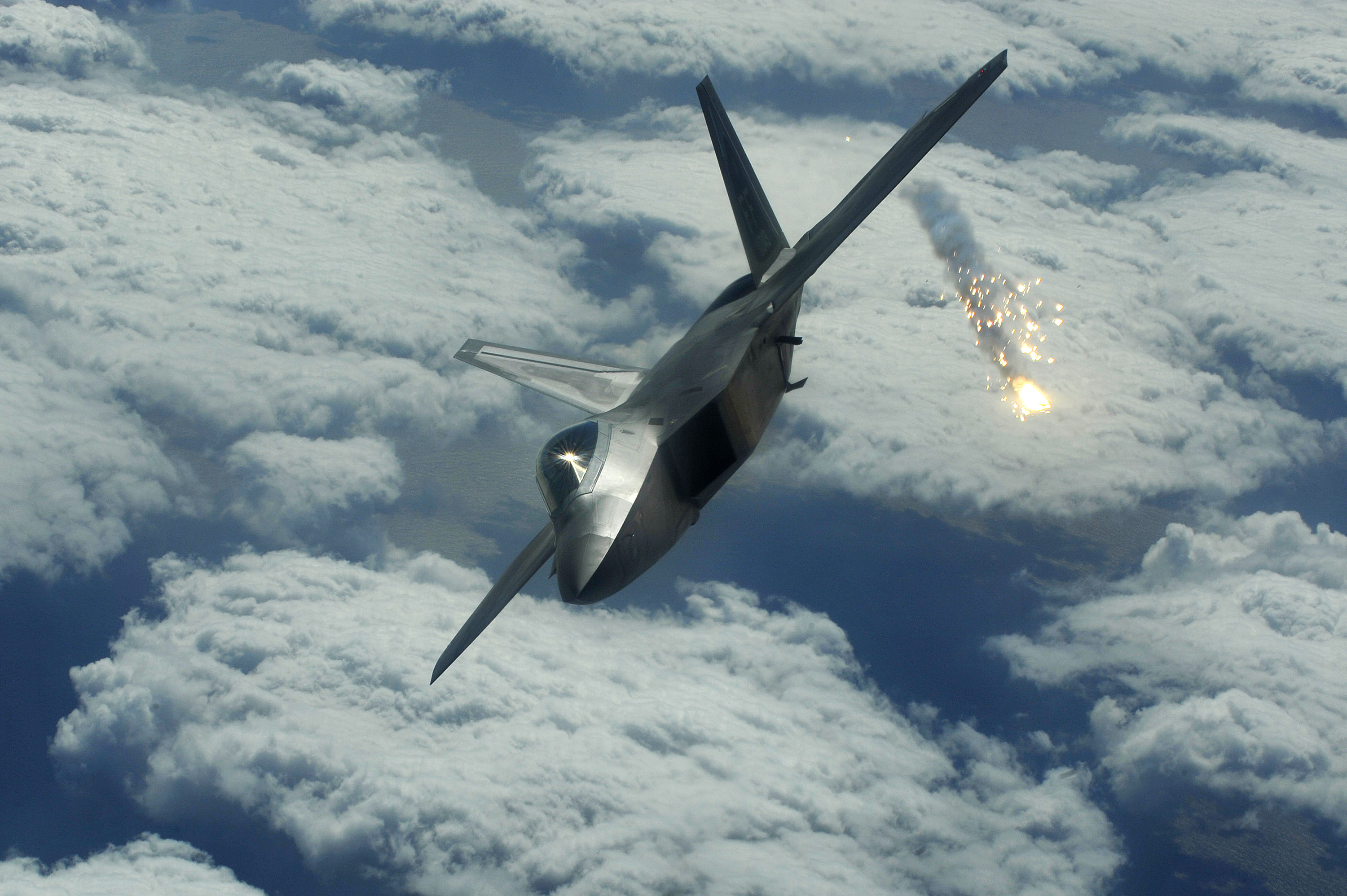 F-22 Raptor deploying countermeasure flares