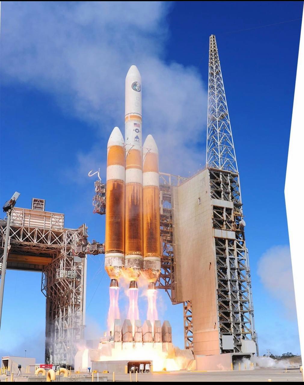 United Launch Alliance Delta IV Heavy lifting off